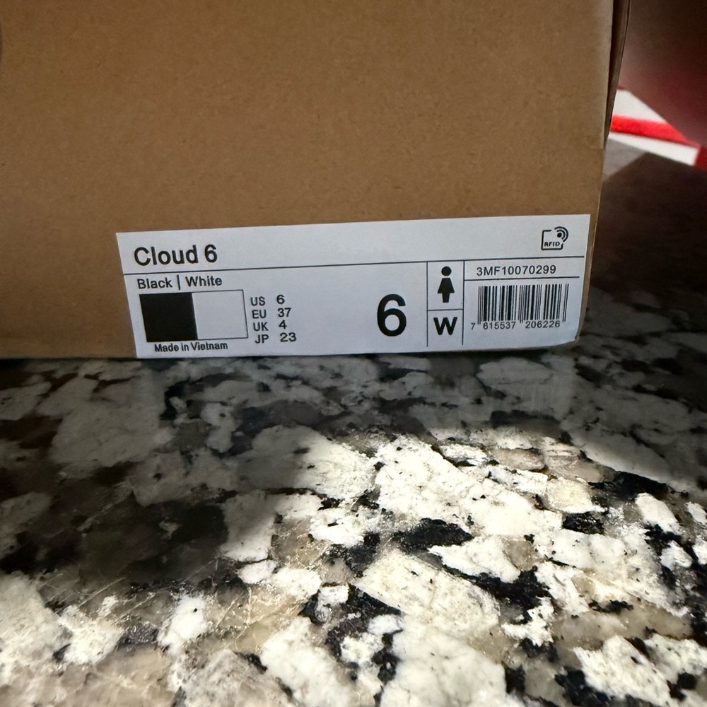 On women’s cloud 6 - Picture 2 of 5
